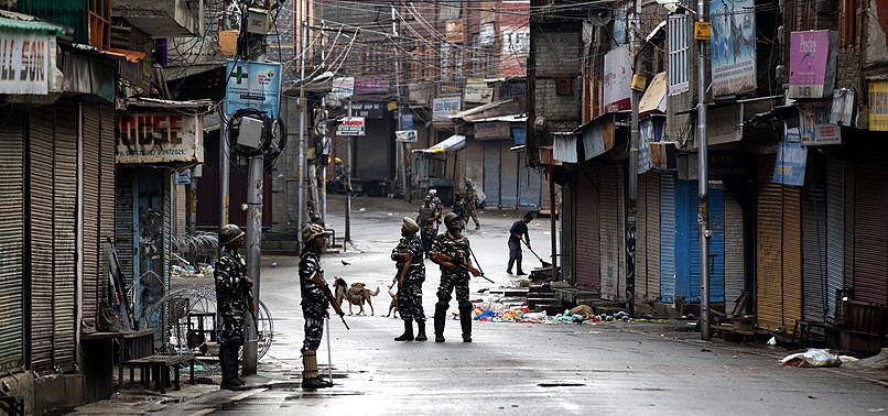 How to be Street Smart with Soldiers on the street in Kashmir India  | TRDCRFT